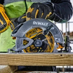 DeWALT DCS578N-XE 54V XR Lithium-Ion FLEXVOLT Brushless 184mm (7″) Cordless Circular Saw – Tool Only -Tools Discounts DCS578N XE 4