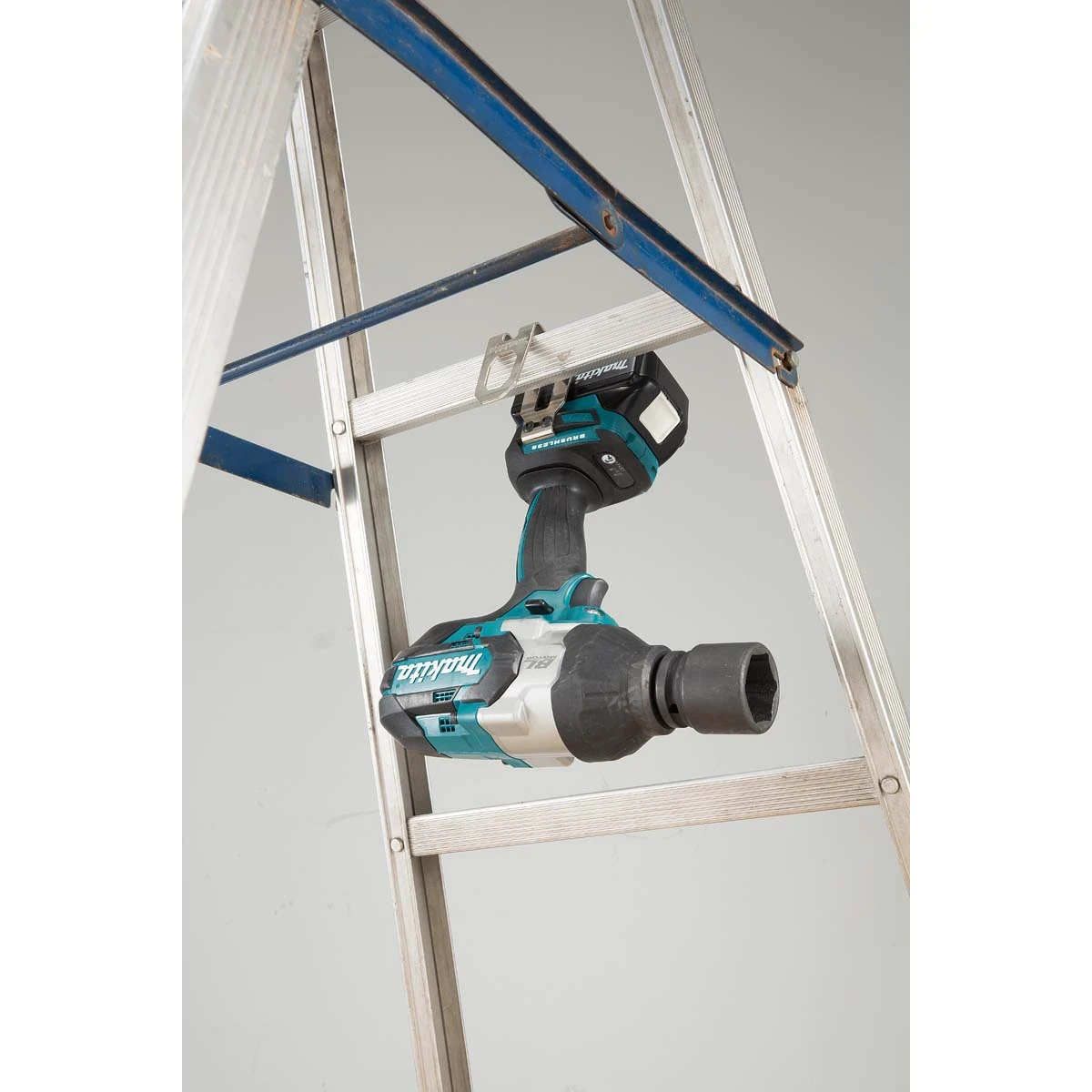 Makita DTW1001Z 18V Lithium-Ion Mobile Cordless Brushless High Torque 3/4″ Impact Wrench – Tool Only 6 Makita DTW1001Z 18V Lithium-Ion Mobile Cordless Brushless High Torque 3/4″ Impact Wrench – Tool Only - Image 4